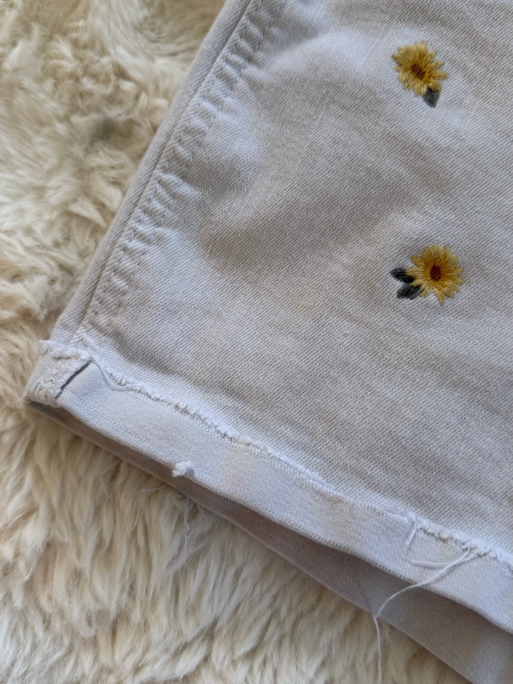 Hollister High-Rise Sunflower Embroidered Denim Shorts White Cutoff Shorts 2000s - Picture 3 of 6